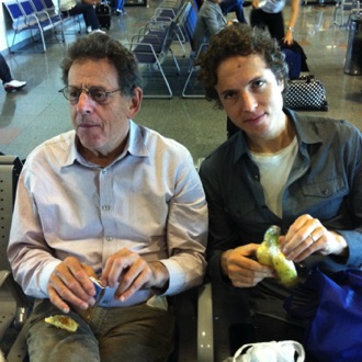 32 Philip Glass, Tim Fain aeroporto São Paulo 2011.